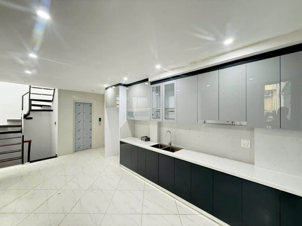 Nhà góc Vũ Ngọc Phan 33m² giá 8.3 tỷ - Thiết kế hiện đại, thang máy tiện lợi!