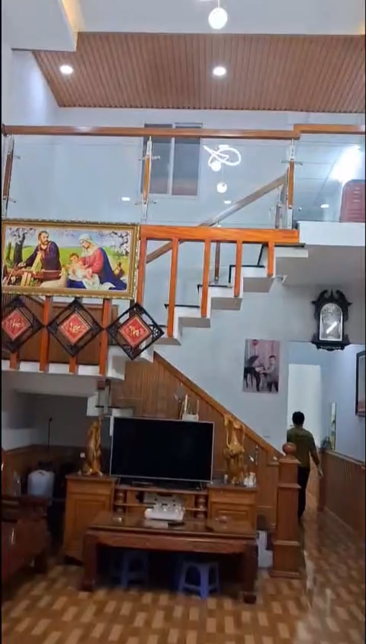 Nhà phố Hóc Môn 64m² giá 2.1 tỷ - Gần chợ Gấu và Giáo xứ Tân Đông!