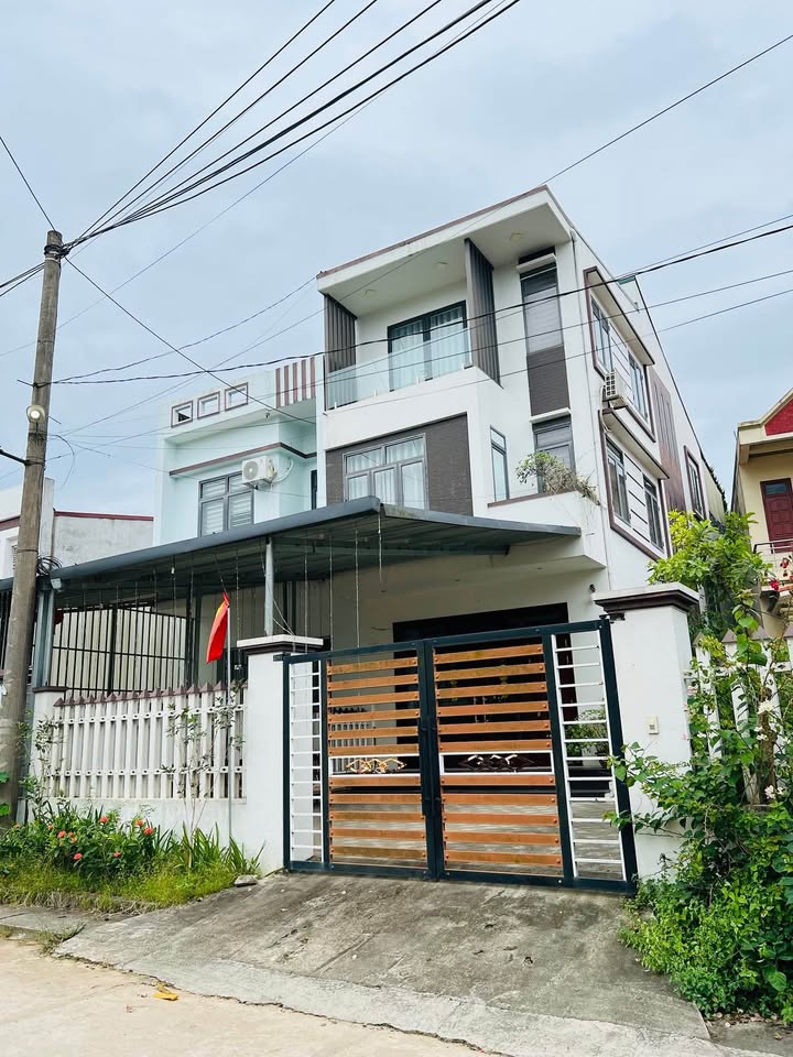 Nhà 3 tầng mặt đường Nguyễn Tất Thành 200m² giá 3 tỷ - Chính chủ, sẵn sàng dọn vào ở!