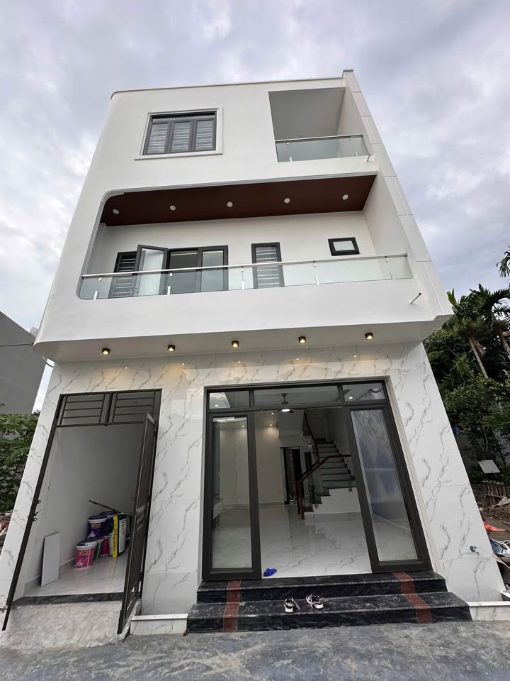 Nhà 3 tầng Đặng Cương 60m² giá 2.1 tỷ - Sân rộng, tiện ích đầy đủ!