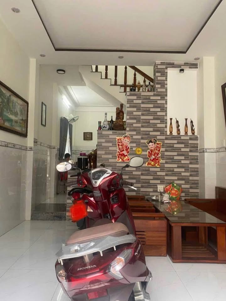 Nhà 3 tầng Quang Trung 43m² giá 2 tỷ - Sổ đỏ chính chủ, tiện nghi đầy đủ!