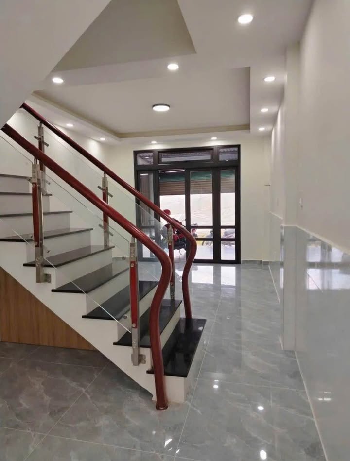 Bán nhà phố Tô Vĩnh Diện, Đà Lạt 70m² giá 2.8 tỷ - Đường ô tô, thích hợp nghỉ dưỡng!