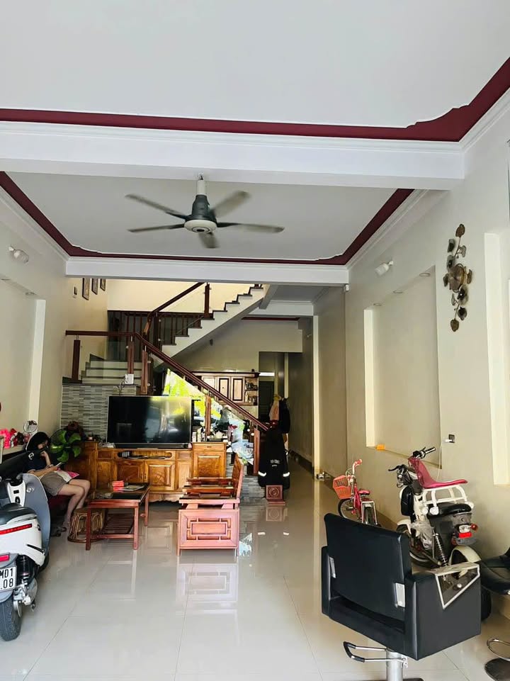 Nhà 2 tầng 1 tum đường B6, phường Nam Cường, Lào Cai 100m² giá 2.76 tỷ - Hướng Đông Bắc mát mẻ!