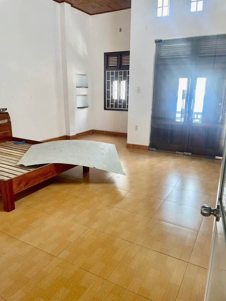 Nhà mặt tiền Huỳnh Thúc Kháng, Đà Lạt 100m² giá 10 triệu - Kinh doanh thuận lợi!