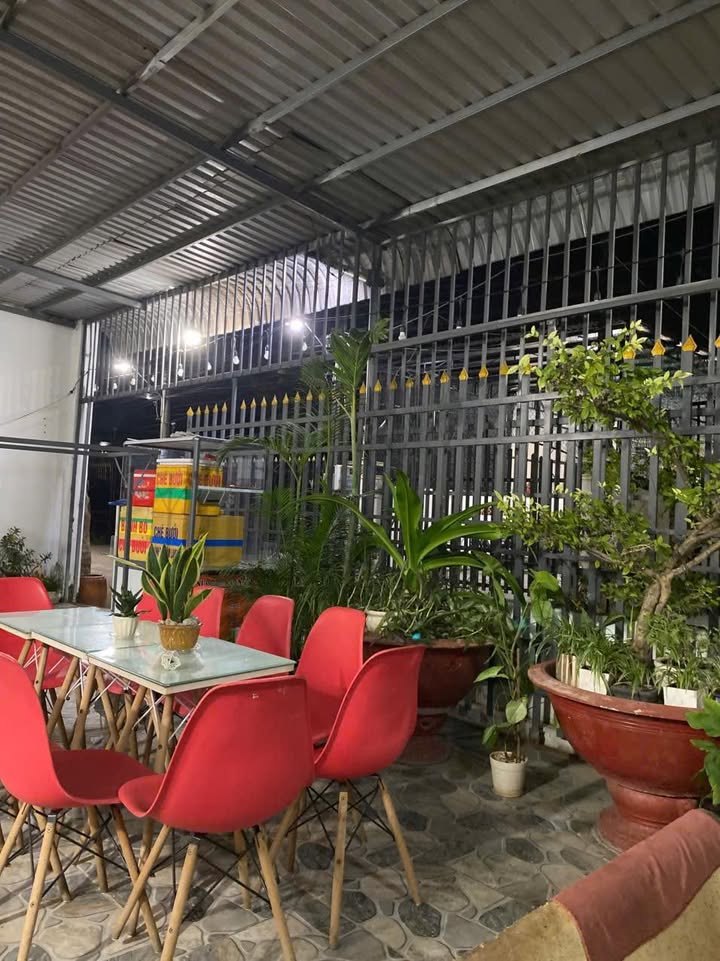 Nhà phố Tân Đồng, Đồng Xoài 180m² giá 3.1 tỷ - Sân đậu ô tô tiện lợi!