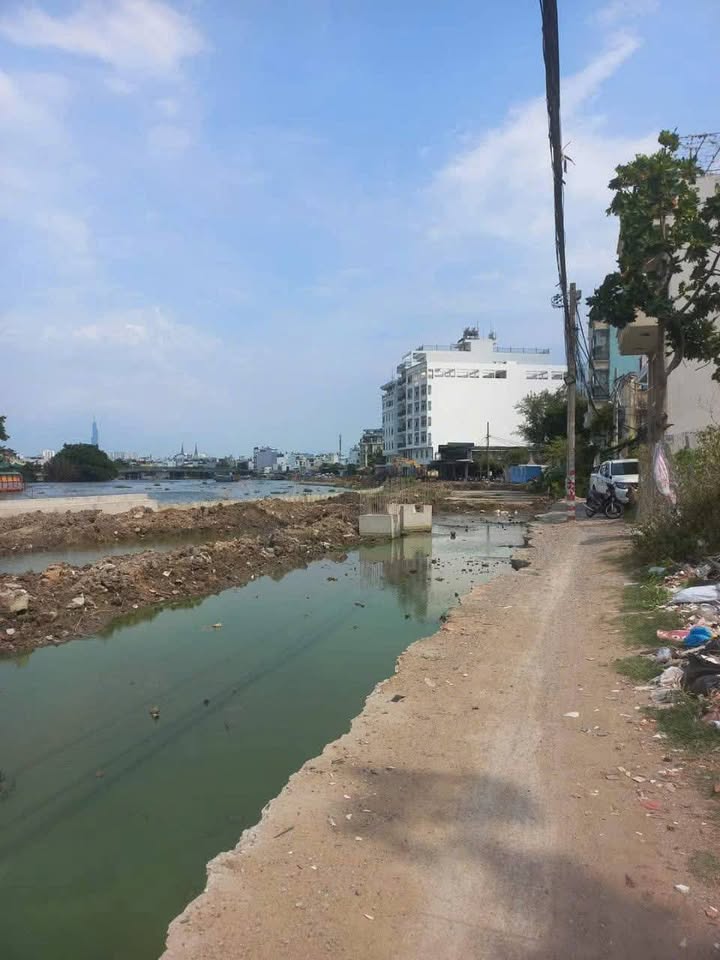 Đất mặt tiền bờ kè Sông Vàm Thuận 715m² giá 70 tỷ - Tiềm năng kinh doanh lớn!