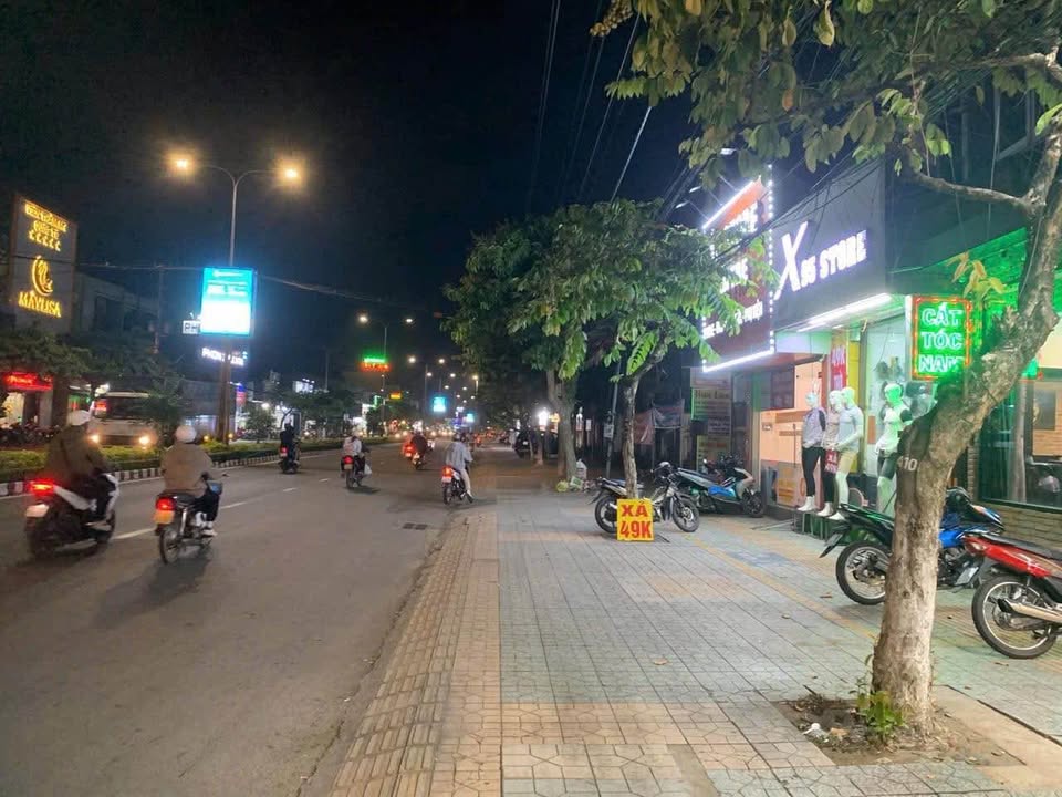 Nhà mặt tiền Đại Lộ Đồng Khởi, Phú Tân, Bến Tre 100m² giá 9.5 tỷ - Đầu tư sinh lời!