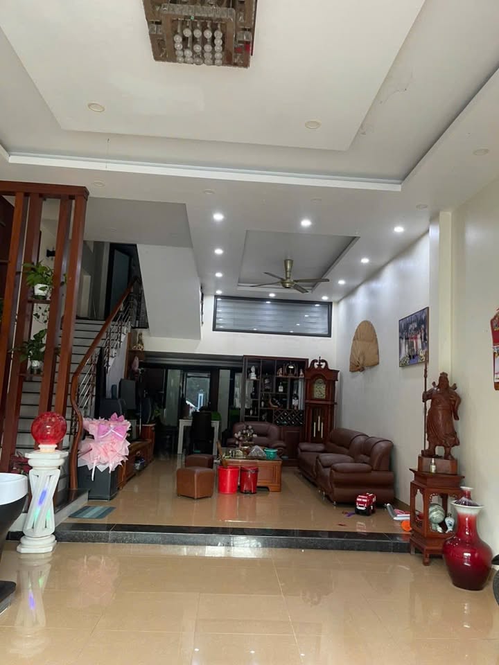 Nhà 3 tầng mặt đường Cao Thắng, Yên Bái, 93m² chỉ 4 tỷ - Đầu tư sinh lời lý tưởng!