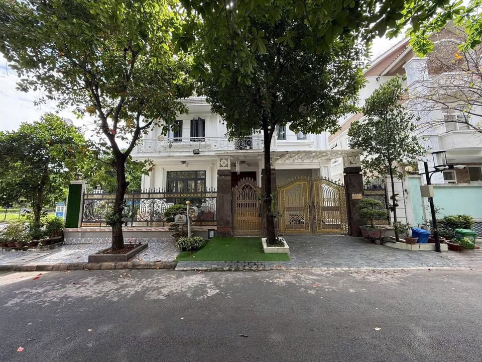 Biệt thự góc 2 mặt tiền KDC Phú Mỹ Vạn Phát Hưng, Q.7 241m² giá 42 tỷ - Sổ hồng riêng, nội thất đẹp!