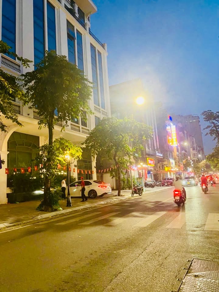 Nhà mặt phố Cửa Bắc 57m² giá 46.5 tỷ - Đầu tư sinh lời ngay lập tức!