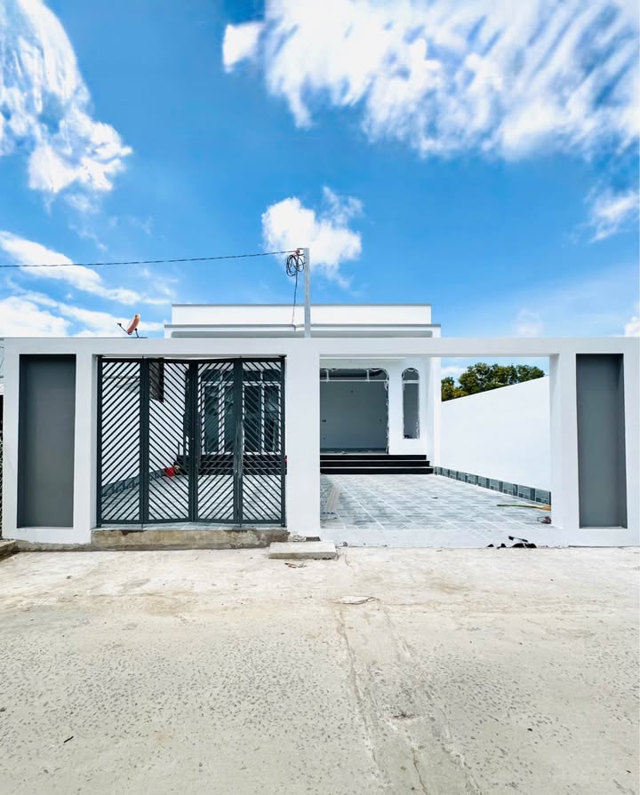 Nhà hẻm Ngô Văn Sở, Rạch Giá 120m² giá 1.85 tỷ - Đầy đủ nội thất, sân đậu ô tô!