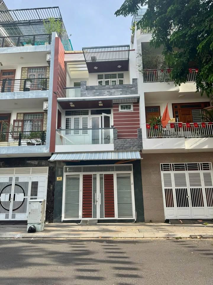 Nhà 3 tầng Bùi Phùng, Nha Trang 75m² giá 9.65 tỷ - Sổ hoàn công chính chủ!