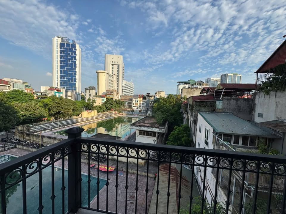 Căn hộ cho thuê tại ngõ 3 Thái Hà 90m² giá 15 triệu - Phòng khách lớn và đầy đủ tiện nghi!