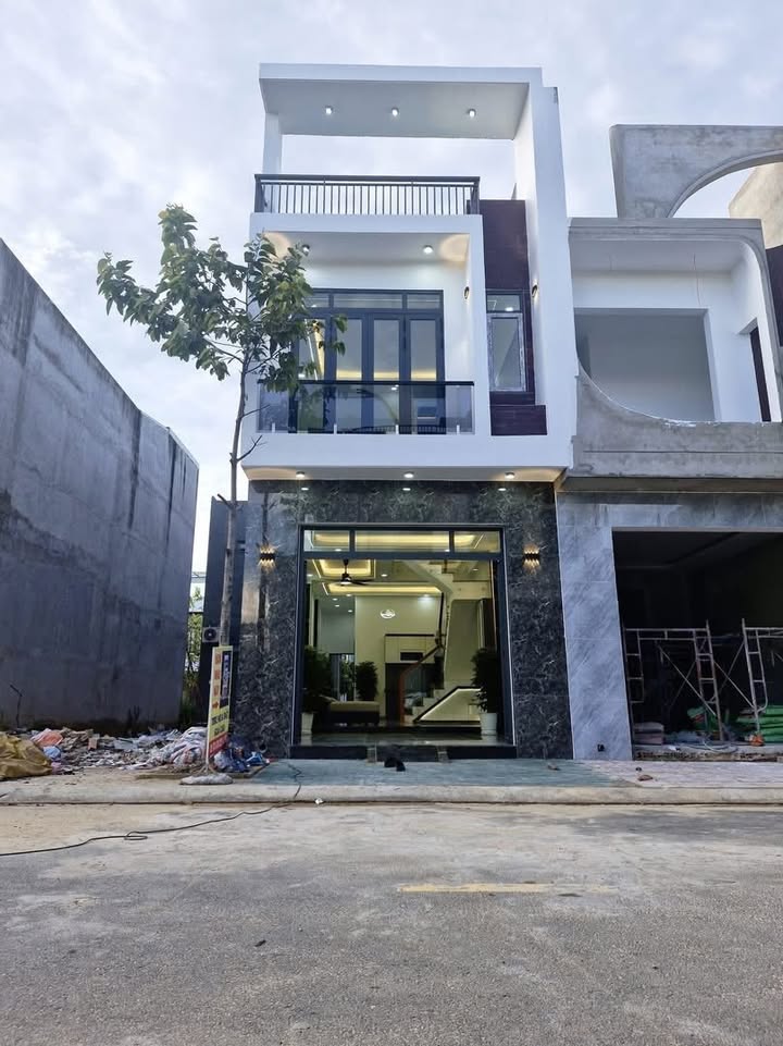 Nhà phố Tân Hiệp, Tân Uyên 68m² giá 2.75 tỷ - Full nội thất, gần chợ và trường học!