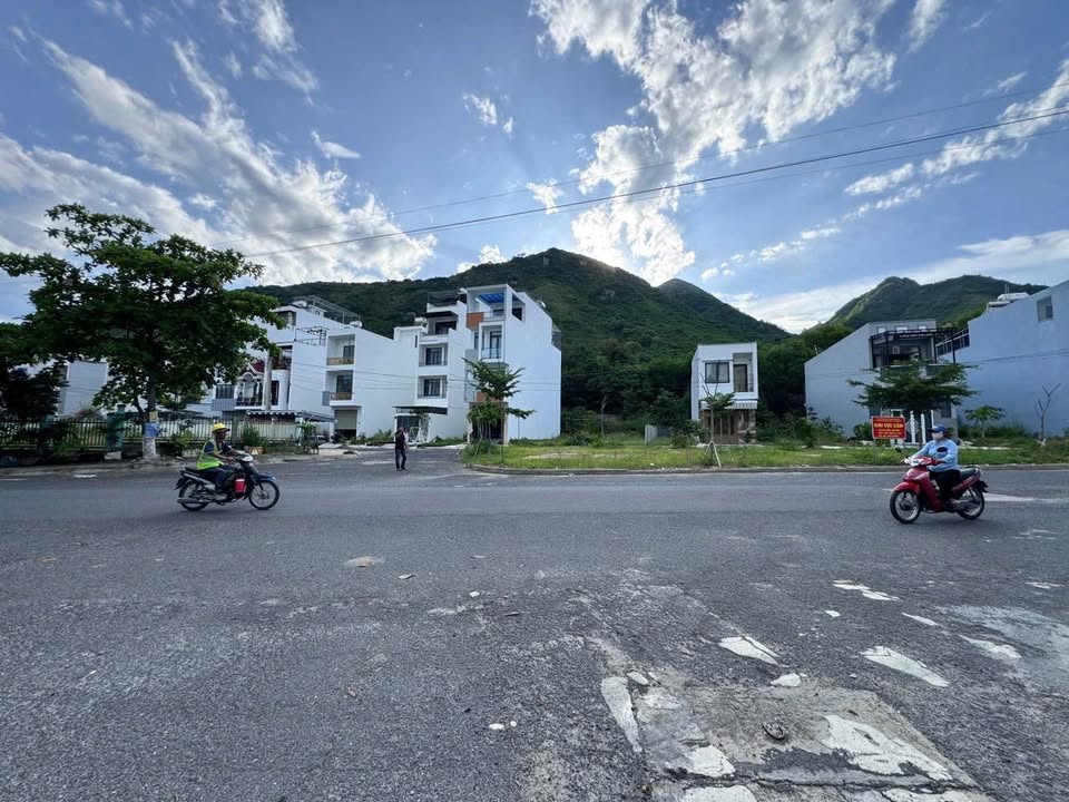 Nhà đẹp 3 tầng đường Bùi Huy Bích Nha Trang 60m² giá 5.7 tỷ - Sẵn sàng vào ở!