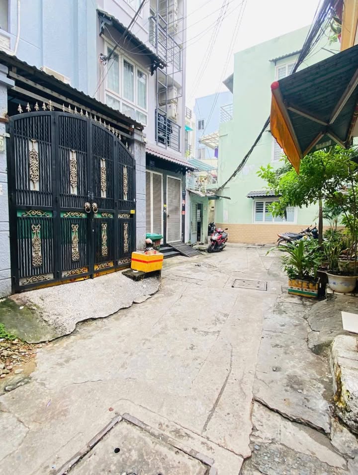 Nhà phố Hẻm 3m Hồ Bá Kiện Q10 33m² giá 7.8 tỷ - Sổ đỏ chính chủ, giao nhà ngay!