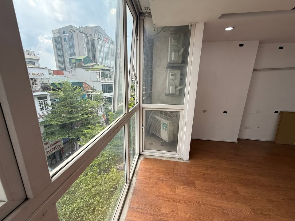 Văn phòng cho thuê tại phố Khâm Thiên, quận Đống Đa, 80m² chỉ 12 triệu - Vị trí đắc địa, thang máy tiện lợi!