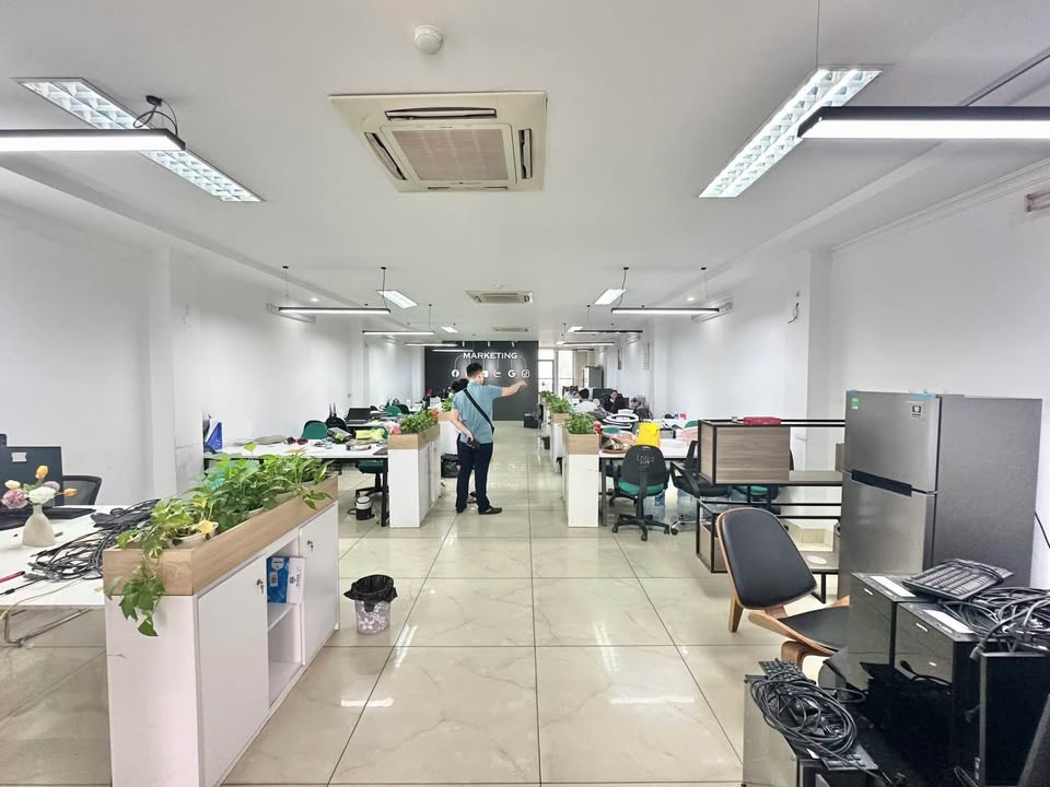 Cho thuê văn phòng Văn Duy Tân, Dịch Vọng Hậu, 150m² giá chỉ 36 triệu/tháng - Địa điểm lý tưởng cho doanh nghiệp!