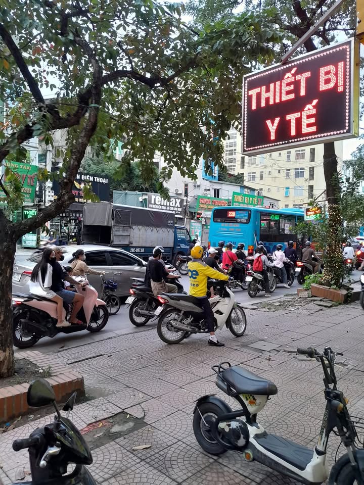 Cho thuê nhà mặt phố Phùng Hưng, Hà Đông 50m² - Vỉa hè rộng, thuận tiện kinh doanh!