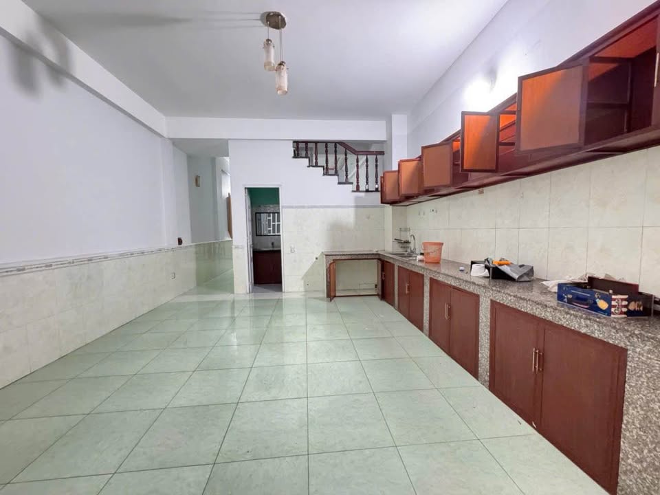 Nhà lầu 2 tầng Tân Hiệp 150m² giá 4.9 tỷ - Thiết kế hiện đại, gần chợ và BigC!