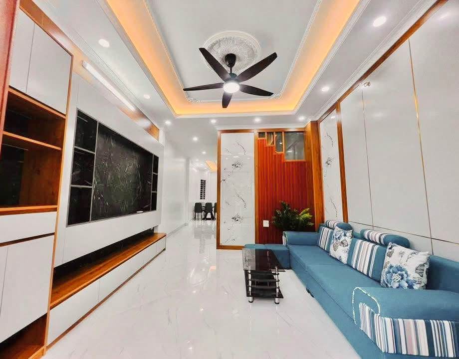 Nhà góc 2 mặt thoáng Nguyễn Đình Hoàn 50m² giá 12 tỷ - Sẵn sàng giao dịch!