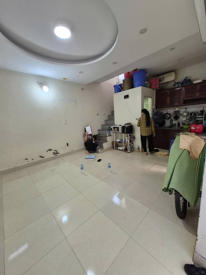 Nhà nhỏ xinh đường Âu Cơ, Tây Hồ 30m² giá 1.75 tỷ - Đầu ngõ chợ hoa Quảng An!