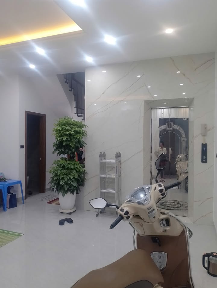 Nhà nguyên căn Văn Cao, Ba Đình 5 tầng, giá 25 triệu - View Hồ Tây tuyệt đẹp!