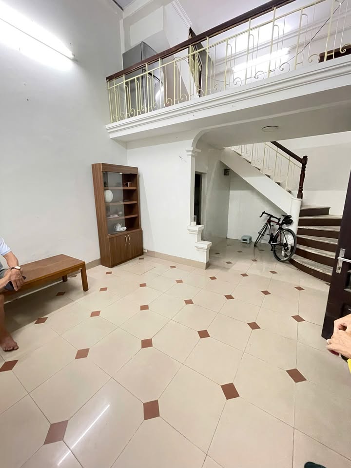 Nhà cho thuê 3 tầng ngõ 550 Đê La Thành 32m² - Vị trí thuận tiện, giá chỉ 8 triệu!
