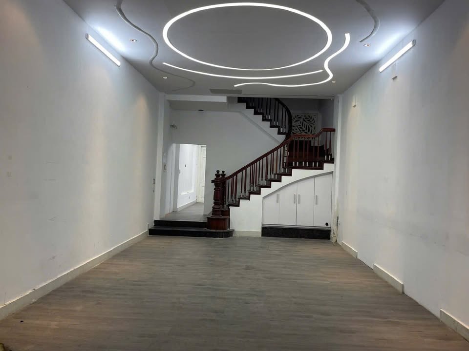 Nhà nguyên căn cho thuê tại ngõ 140 Nguyễn Xiển, Thanh Xuân - Ô tô tránh, 70m², giá 32 triệu