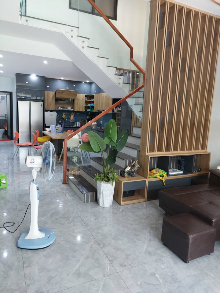 Nhà đẹp 3 tầng Hòa Xuân Đà Nẵng 100m² giá 5.6 tỷ - Full nội thất sang trọng!