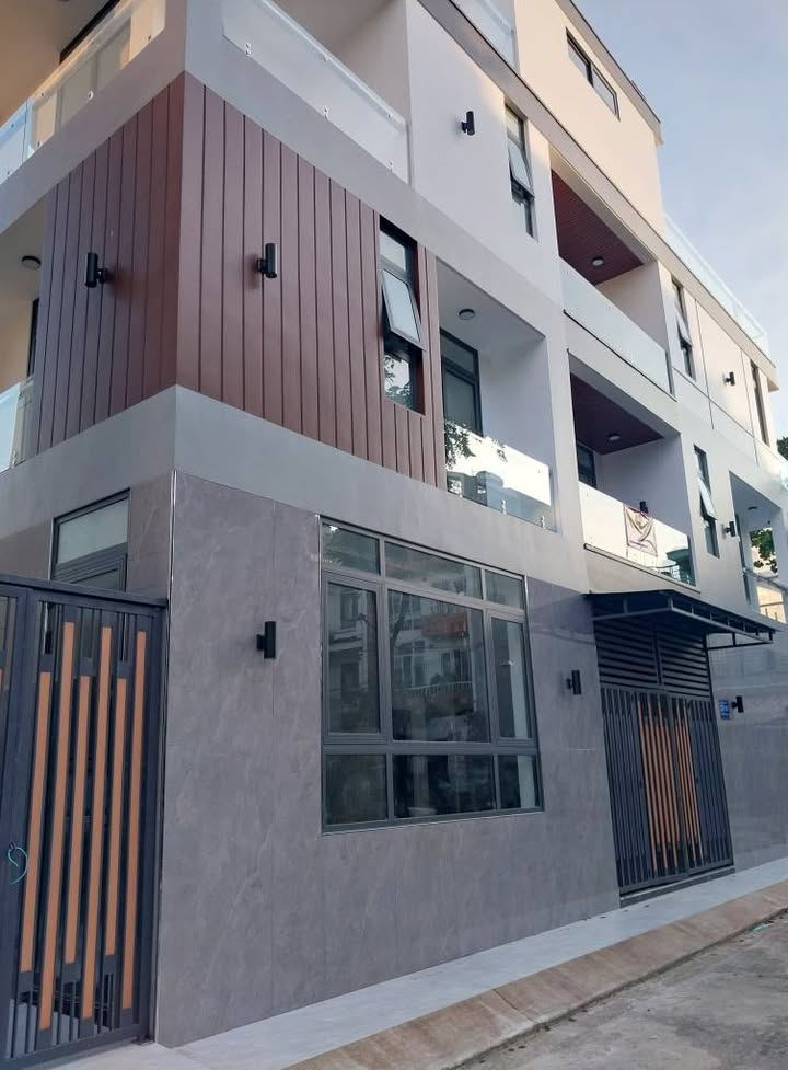 Nhà 4 tầng Hẻm 2581 Huỳnh Tấn Phát 118.8m² giá 12.2 tỷ - Kinh doanh tốt, tiện lợi!