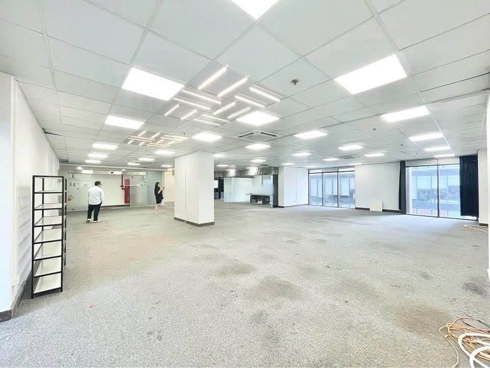 Văn phòng 180m² tại Trung Kính giá 30 triệu - Bàn giao đầy đủ, làm việc linh hoạt!