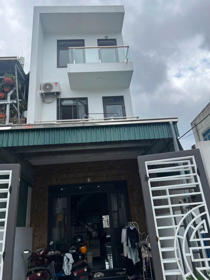 Nhà 3 tầng đường Hà Tu - 80m² giá 2 tỷ - Đỗ cửa, thuận tiện cho gia đình!