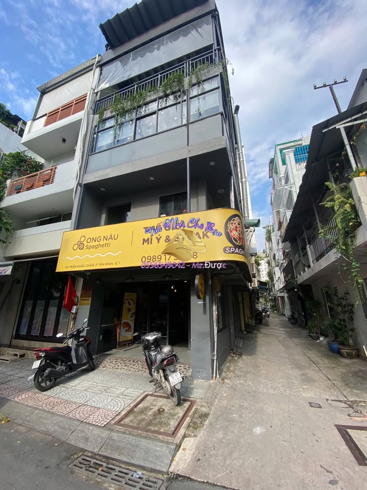 Front House cho thuê tại đường Hoàng Sa, quận 1, 40m² - Vị trí đắc địa, view kính cực đẹp!