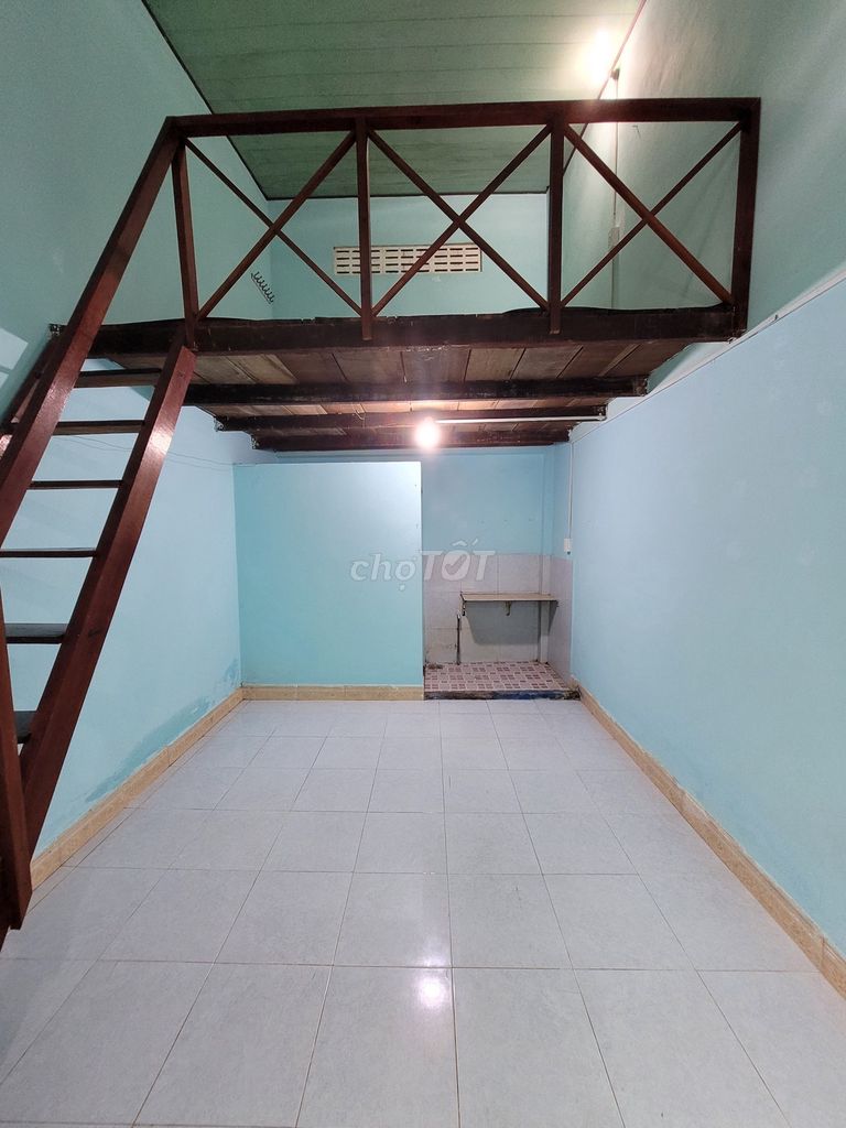 Phòng trọ có gác Tân An, Long An 15m² giá 900.000 - Không gian yên tĩnh, an ninh tốt!