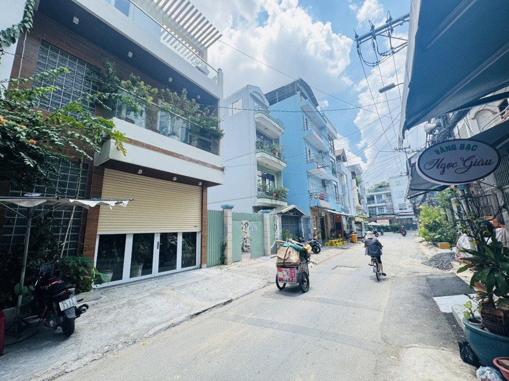 Nhà hẻm xe tải Dương Khả Trạc, Quận 8, 65m² giá 6 tỷ - Sát chân cầu Nguyễn Văn Cừ!