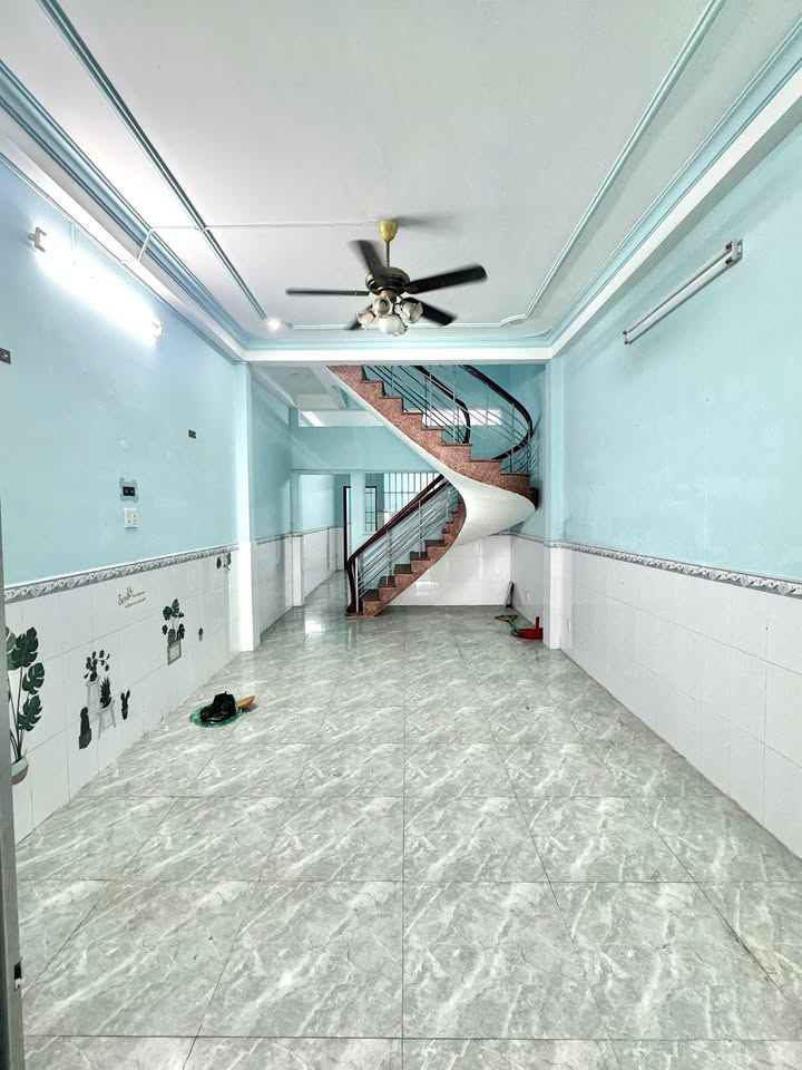 Nhà phố mặt tiền kinh doanh tại Bình Tân 120m² - Giá thuê chỉ 13 triệu!