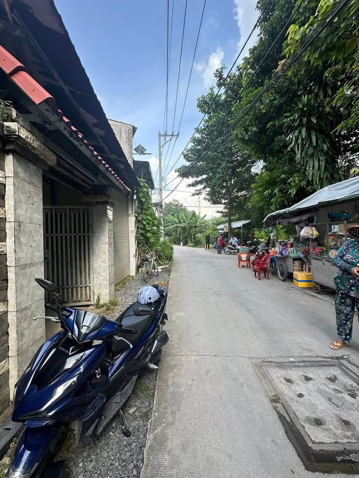 Nhà phố Đông Thạnh Hóc Môn 135m² giá 2.45 tỷ - Sổ hồng chính chủ, vị trí đắc địa!