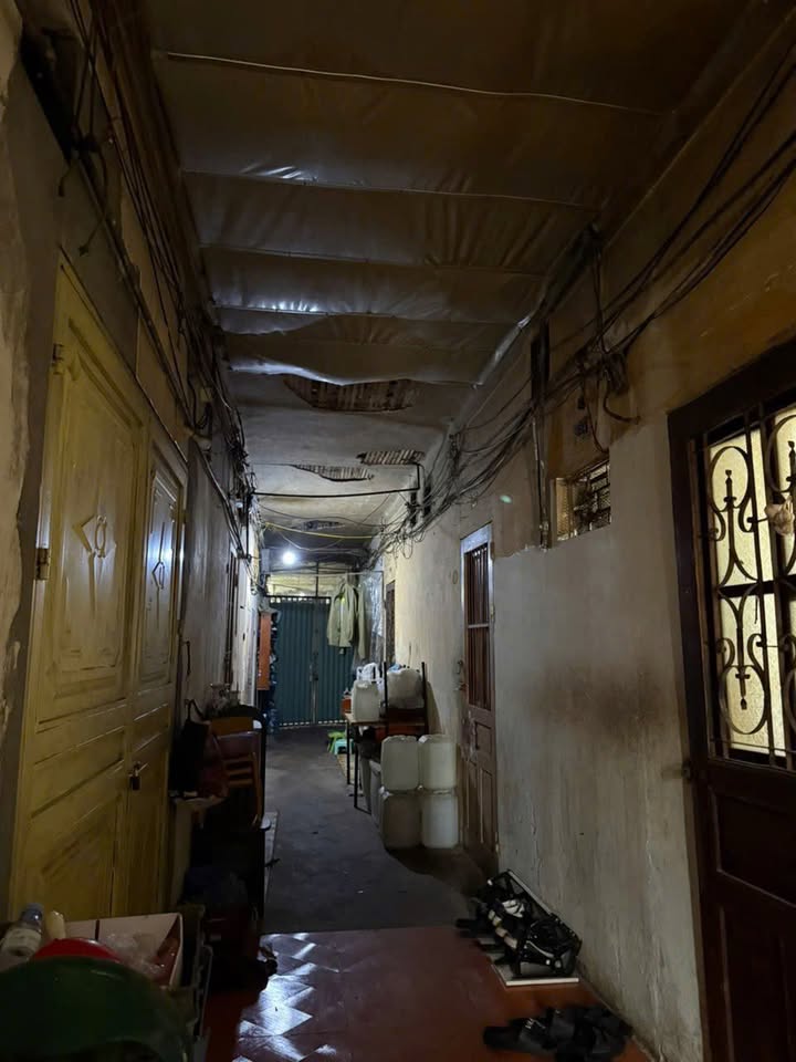 Căn hộ Tập thể tầng 4 Chợ Giời 11m² giá 1.4 tỷ - Sổ đỏ chính chủ!