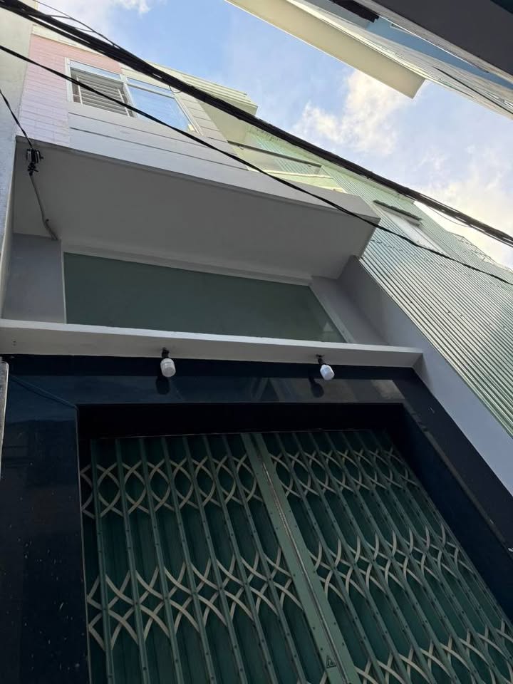 Nhà 2,5 tầng hẻm Lê Hồng Phong, TP Quy Nhơn 30m² giá 2.3 tỷ - An ninh tốt, gần chợ và trường học!