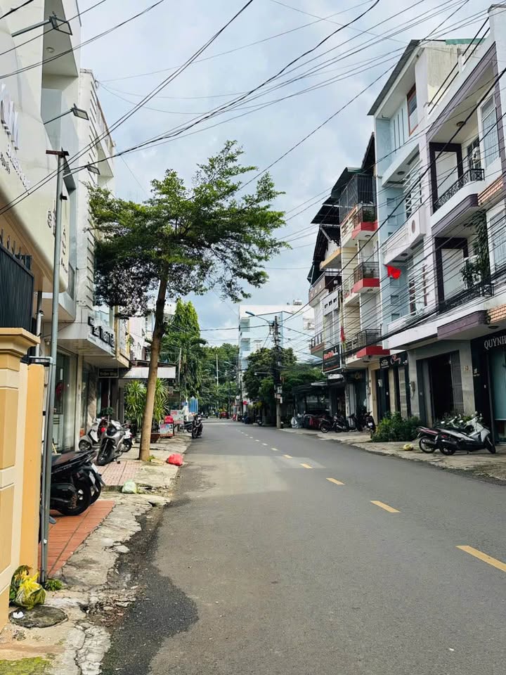 Bán gấp FrontHouse mặt tiền Nguyễn Chánh, Buôn Ma Thuột 242m² giá 13,9 tỷ - Đầu tư sinh lời ngay!