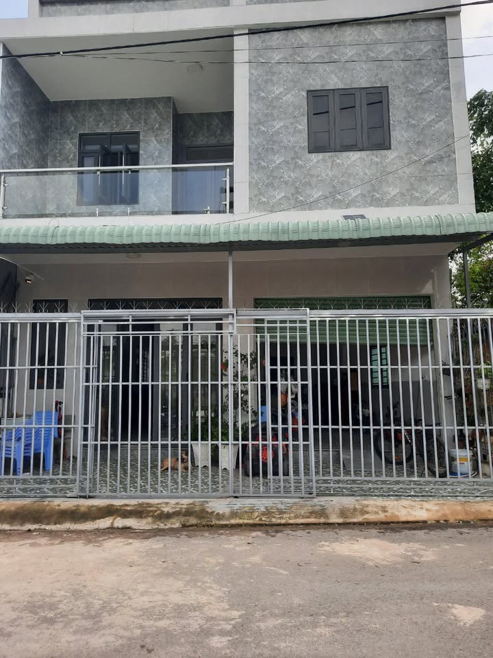 Nhà phố Tân Uyên 95m² giá 2.6 tỷ - Sân thượng rộng rãi, chính chủ bán gấp!