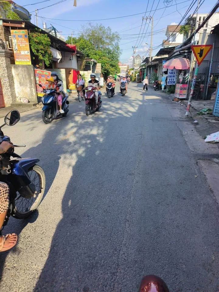 Nhà mặt tiền đường Võ Thị Hồi, Hóc Môn, 112m² giá 6.5 tỷ - Kinh doanh sầm uất!