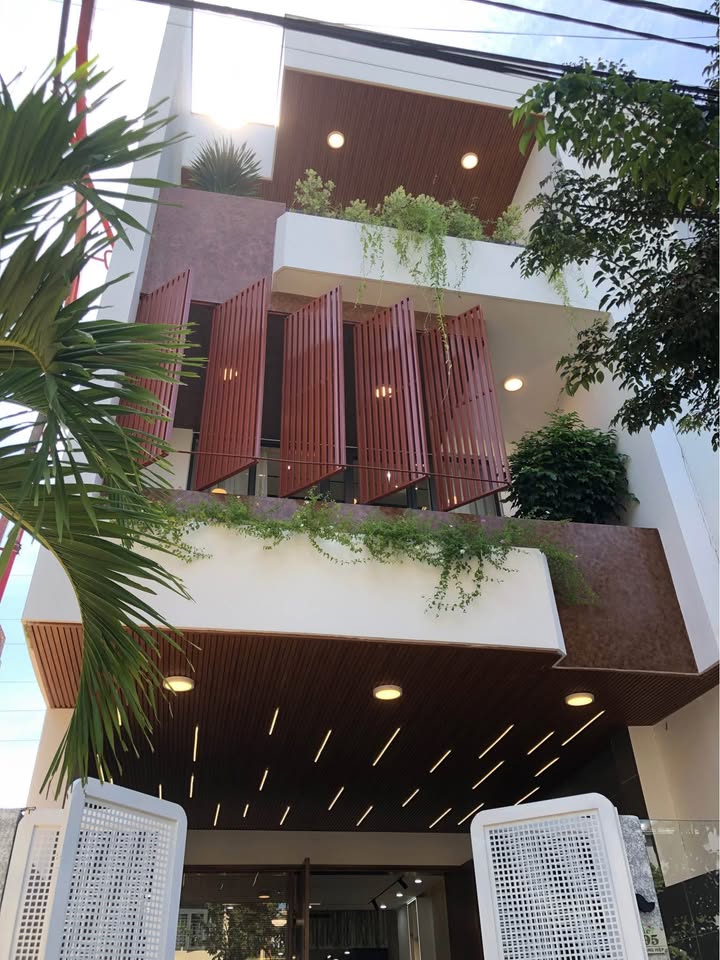 Nhà Hoàng Hiệp Hòa Xuân 100m² giá 8.6 tỷ - Thiết kế 3 tầng full nội thất!