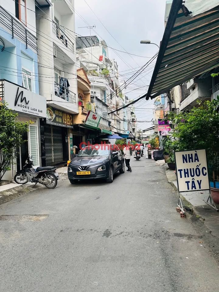 Nhà cho thuê Hẻm xe tải Nguyễn Ngọc Lộc, Quận 10, 80m² - Tiện kinh doanh, giá chỉ 17 triệu!