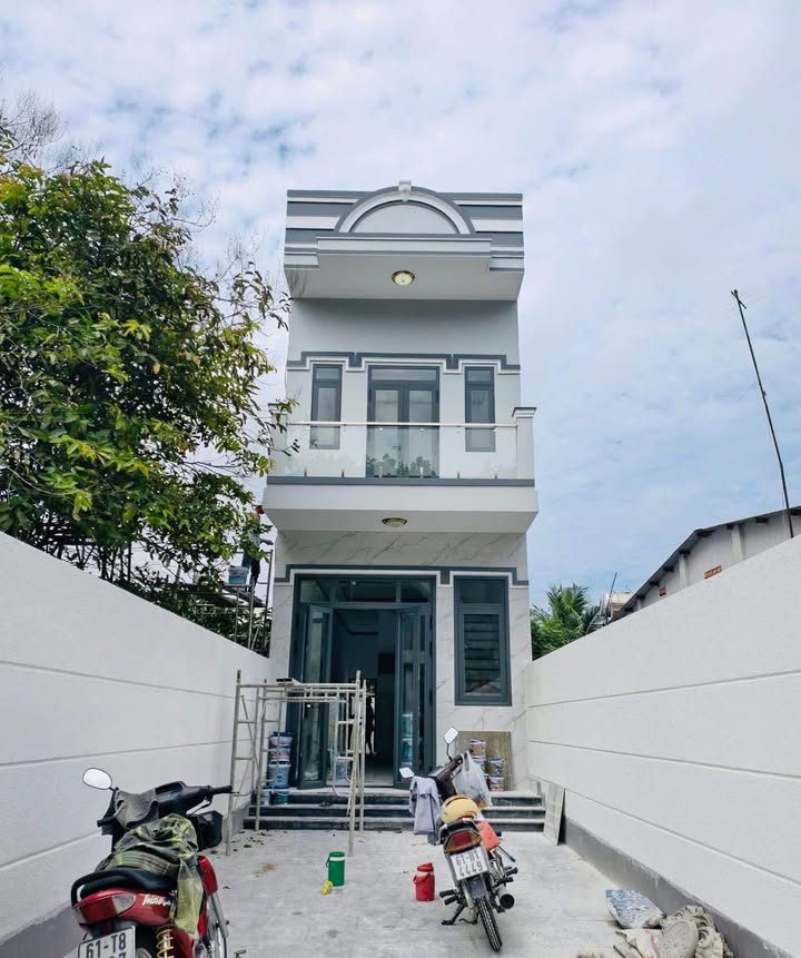 Nhà mặt tiền đường DX Định Hòa 112m² giá 2 tỷ - Hướng Đông, sẵn sàng vào ở!