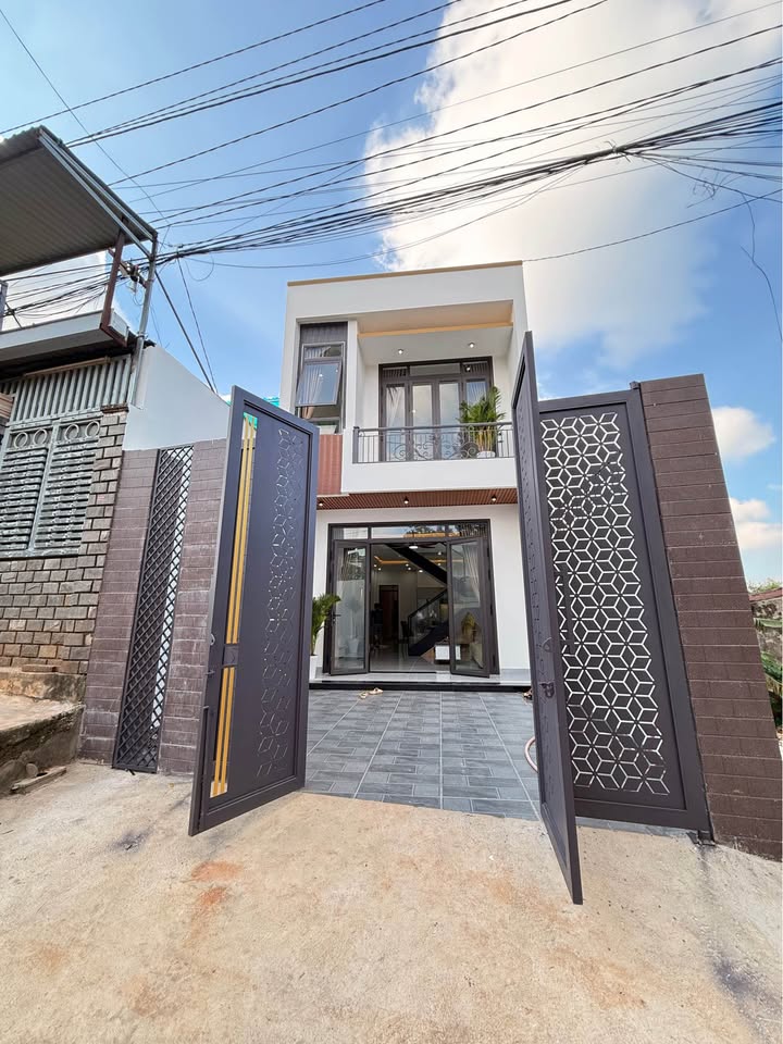 Nhà đẹp 1 trệt 1 lầu tại Khúc Thừa Dụ, Buôn Ma Thuột 100m² giá 4.25 tỷ - Sẵn sàng vào ở!