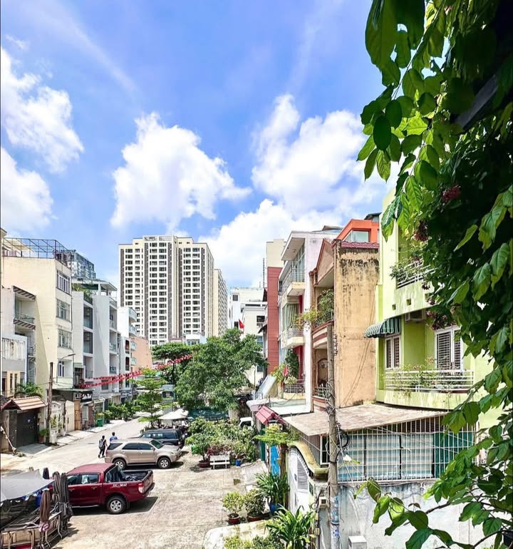 Nhà phố 4 tầng Thành Thái Q10, 40m² giá 7 tỷ - Hẻm lớn như mặt tiền!