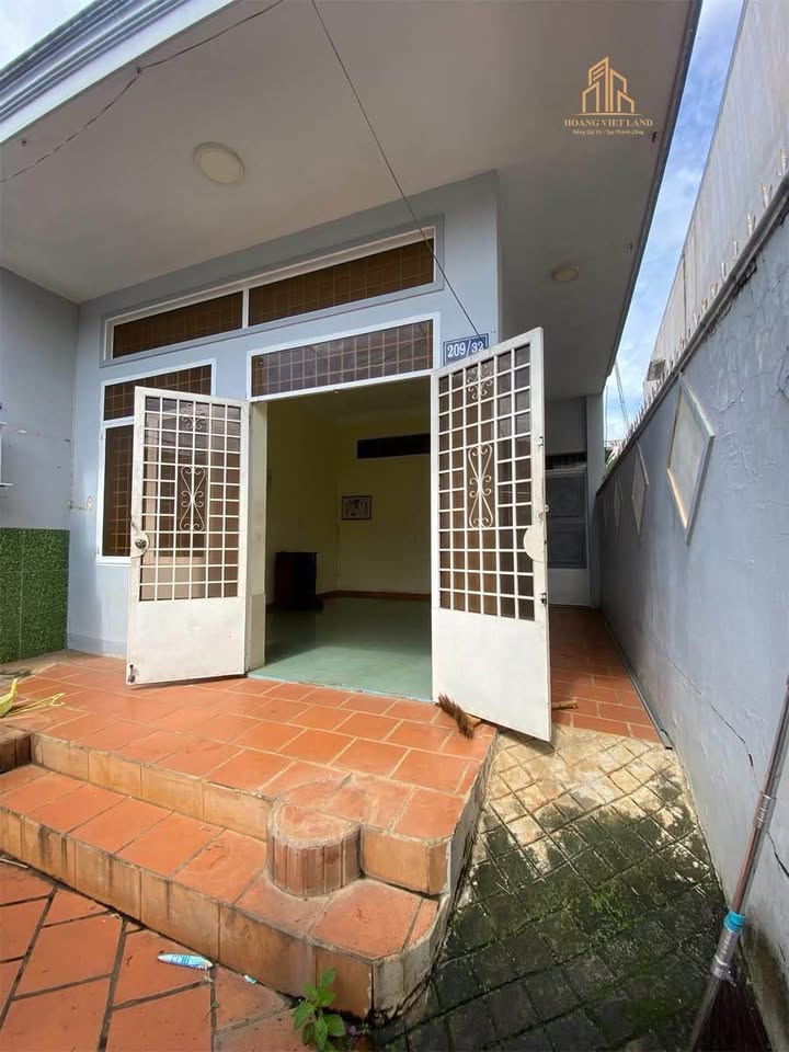 Bán nhà hẻm 209 Quang Trung, Buôn Ma Thuột 114m² giá 4.1 tỷ - Thiết kế hiện đại, thổ cư 100%!