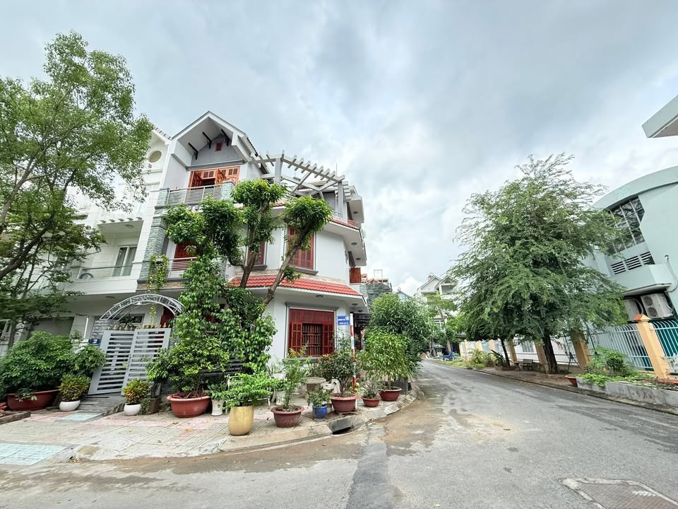 Biệt thự góc 2 mặt tiền KDC Sadeco ven sông, Tân Hưng 131m² - Giá tốt, sổ hồng riêng!